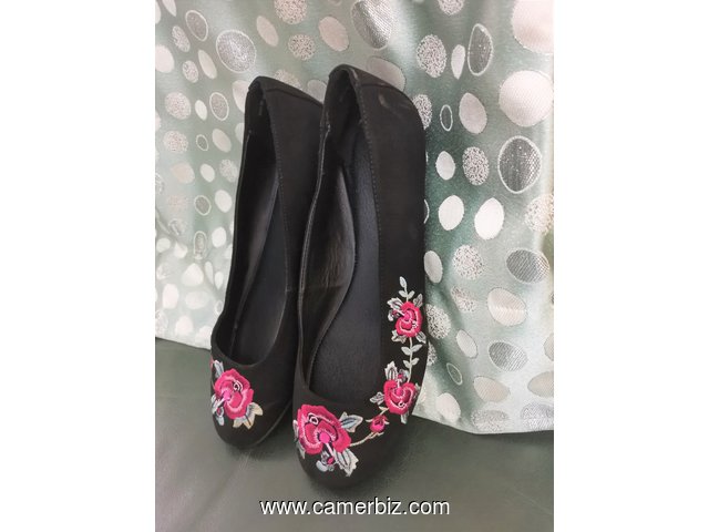 Chaussure Ballerine noir fleurie P39 9.990 F CFA (B0005) - 20181