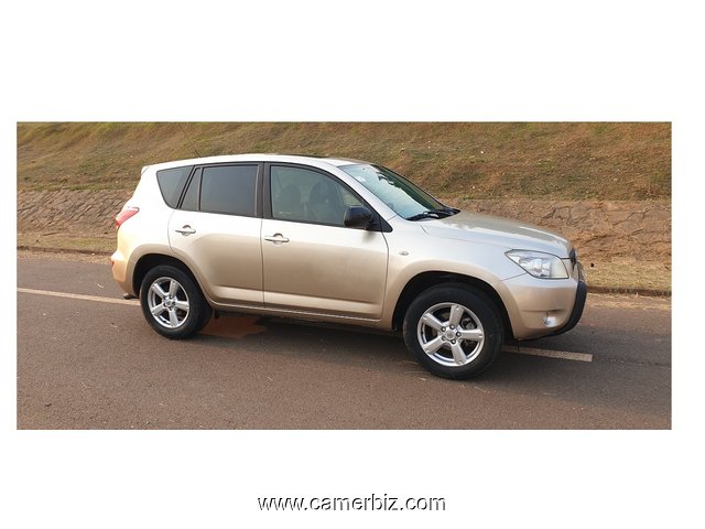 2007 Toyota Rav4 avec 4WD et Chaises en cuir à vendre à Yaoundé - 16180