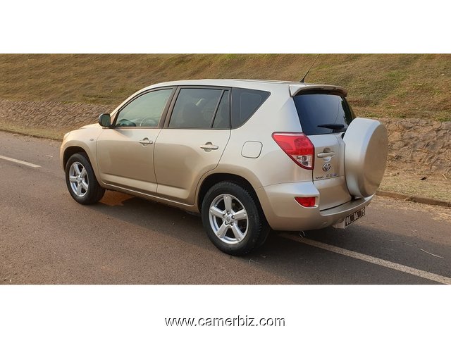 2007 Toyota Rav4 avec 4WD et Chaises en cuir à vendre à Yaoundé - 16180