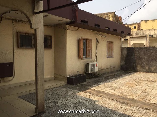 ENSEMBLE IMMOBILIER BORDURE DE ROUTE A VENDRE A DOUALA BONAMOUSSADI  - 2087