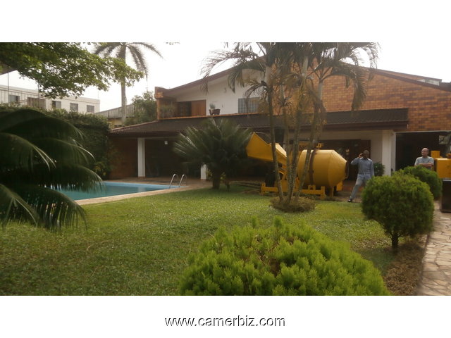 Duplex avec piscine a vendre a Bonaberi, Douala. - 2347