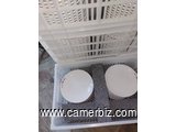 LOT DE 700 ASSIETTES avec 600 COUTEAUX et 600 FOURCHETTE et 30 PLATEAUX en INOX