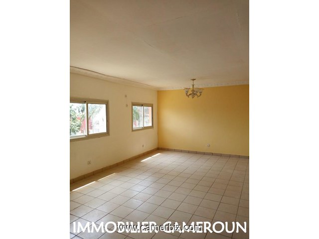 Appartement à louer au 1er étage d'un immeuble à Omnisports à 150 m de la route principale   - 2986