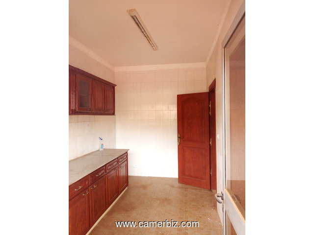 APPARTEMENT A LOUER A MVOG-ADA  (caveau) - 3327