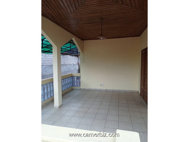 Bel Appartement avec baignoire, eau chaude, parking à Essos. Bordure de route secondaire - 34230