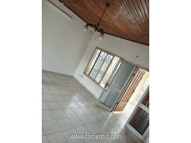 Bel Appartement avec baignoire, eau chaude, parking à Essos. Bordure de route secondaire - 34230