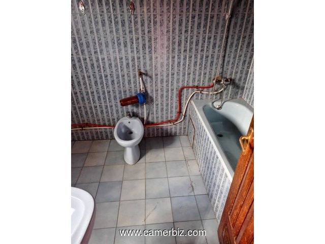 Bel Appartement avec baignoire, eau chaude, parking à Essos. Bordure de route secondaire - 34230