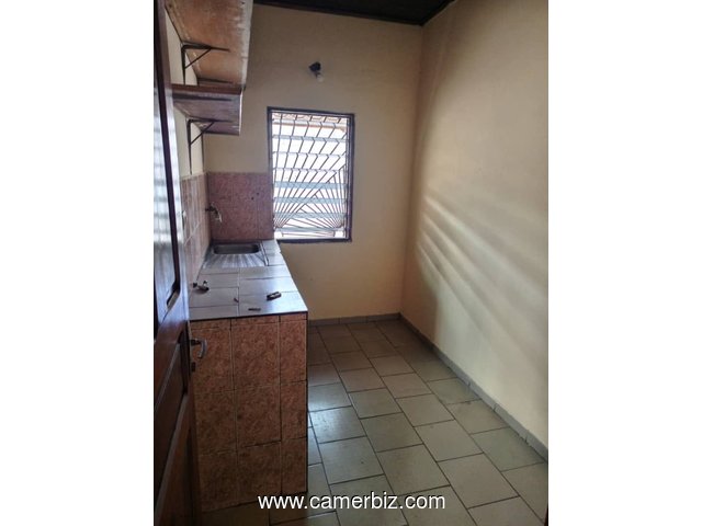 Bel Appartement avec baignoire, eau chaude, parking à Essos. Bordure de route secondaire - 34230