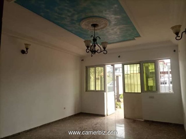 Bel Appartement avec eau chaude parking, forage à Nkoabang - 34279