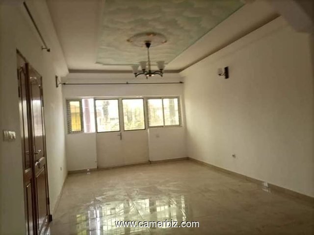Bel Appartement avec eau chaude parking, forage à Nkoabang - 34279