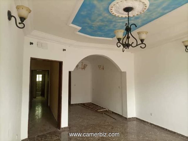 Bel Appartement avec eau chaude parking, forage à Nkoabang - 34279