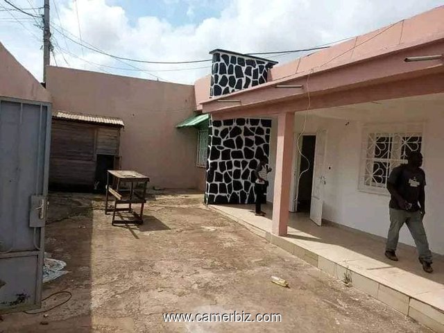 Villa spacieuse Pour bureaux ou habitation, avec parking à Etoudi bordure de route - 34314