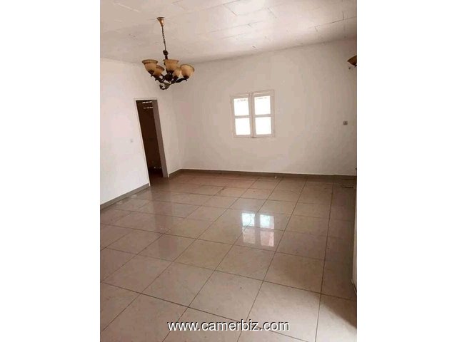 Villa spacieuse Pour bureaux ou habitation, avec parking à Etoudi bordure de route - 34314