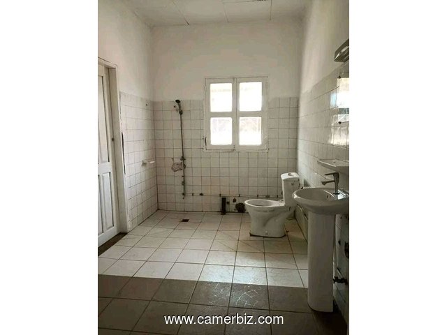 Villa spacieuse Pour bureaux ou habitation, avec parking à Etoudi bordure de route - 34314