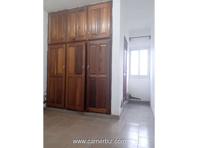 Villa avec parking à Nkoabang bordure de goudron - 34325