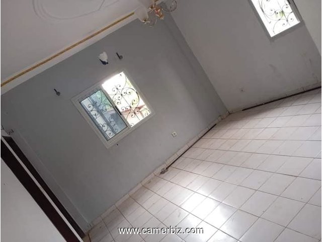 Appartement propre avec parking forage à Odza terminus accès goudronné - 34333