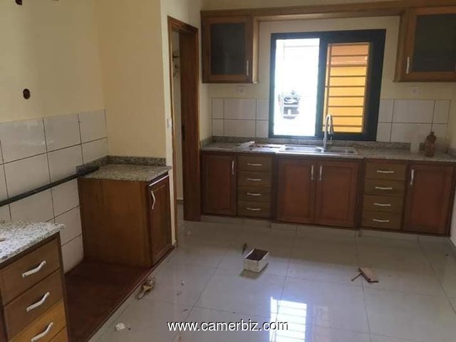 Belle villa spacieuse avec espace vert forage parking à Nkolnda - 34336