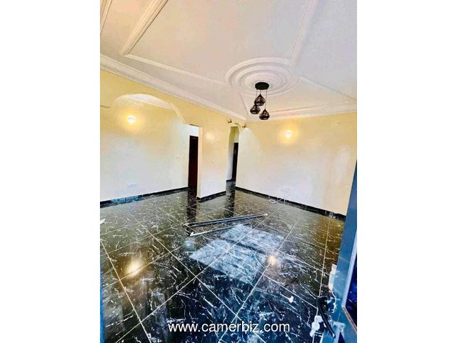 Appartement avec gardien Forage, parking à Nsimeyong. 2 chambres 2 douches  - 34348