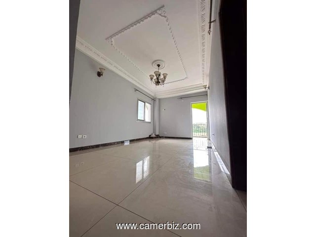 Vaste studio avec parking eau chaude, gardien à Elig Essono - 34356