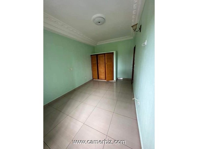 Vaste studio avec parking eau chaude, gardien à Elig Essono - 34356