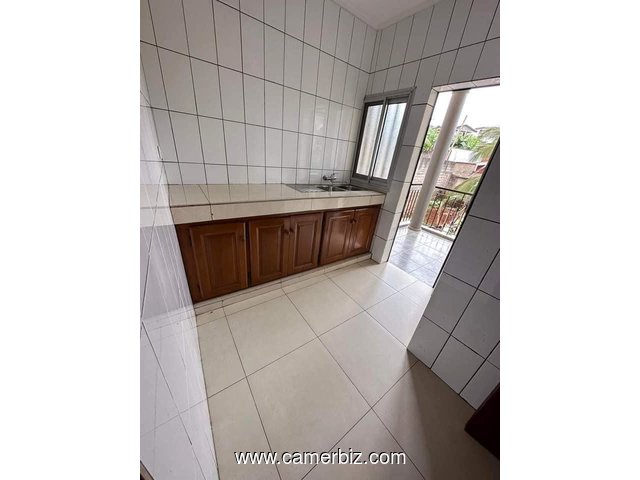 Vaste studio avec parking eau chaude, gardien à Elig Essono - 34356