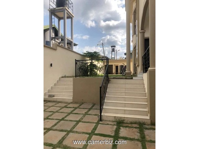 YAOUNDÉ ODZA petit marchée Duplex haut standing nouvellement construit  À vendre superficie :1000 m2 - 34370