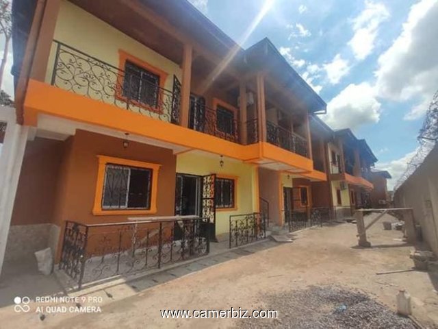Appartement neuf avec clim, eau chaude forage parking à Nkoabang Lada, en bordure de route - 34397
