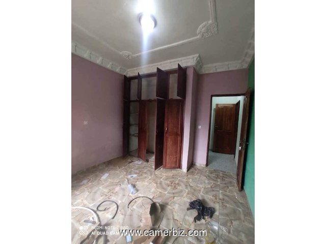 Appartement neuf avec clim, eau chaude forage parking à Nkoabang Lada, en bordure de route - 34397