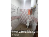 Appartement neuf avec clim, eau chaude forage parking à Nkoabang Lada, en bordure de route - 34432