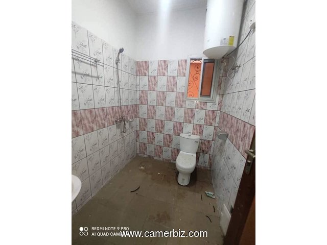 Appartement neuf avec clim, eau chaude forage parking à Nkoabang Lada, en bordure de route - 34432