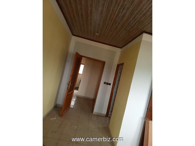 Duplex spacieux avec parking, eau chaude, baignoire, dependance à Ahala. Accès goudronné - 34434