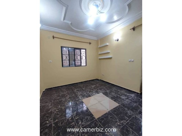 Joli studio neuf avec gardien forage  parking à Nsimeyong - 34512