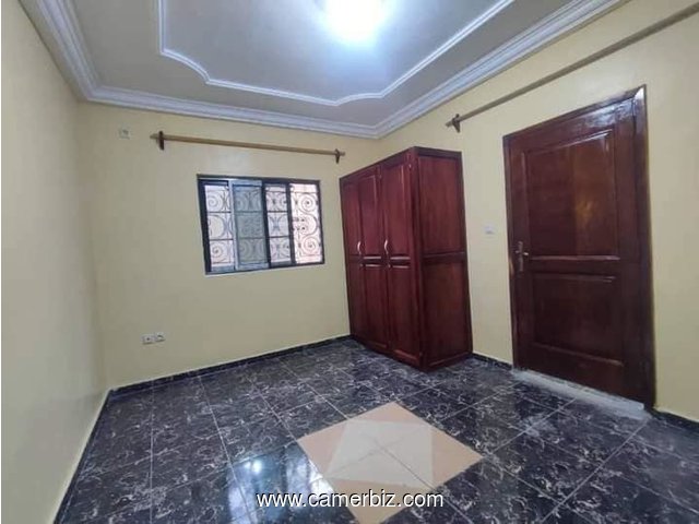 Joli studio neuf avec gardien forage  parking à Nsimeyong - 34512