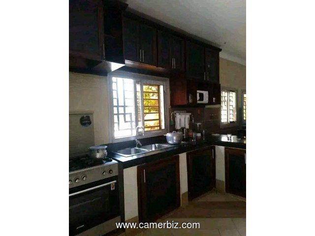 Vaste Duplex avec eau chaude, caméra forage, espace pour jeux,parking à Tsinga village - 34630