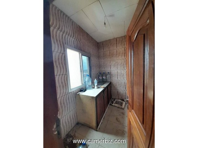 Studio avec eau chaude gardien forage parking à Santa Barbara  75 000×8. Frais de visite:  - 34641