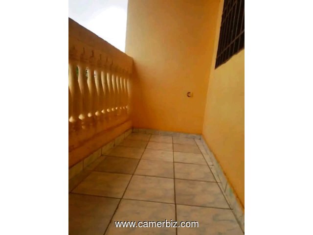 Appartement à Omnisports. 200m de la route  3 chambres 1 douche..... 75 000×6. Frais de visite: 10 0 - 34682
