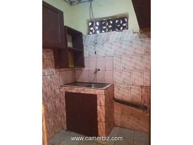 Appartement à Omnisports. 200m de la route  3 chambres 1 douche..... 75 000×6. Frais de visite: 10 0 - 34682
