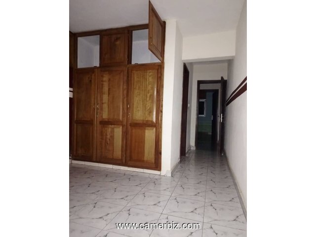 Appartement individuel avec parking à nyom Messassi.  2  chambres 2 douches - 34717