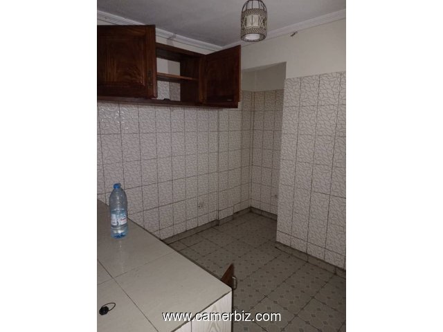 Appartement individuel avec parking à nyom Messassi.  2  chambres 2 douches - 34717