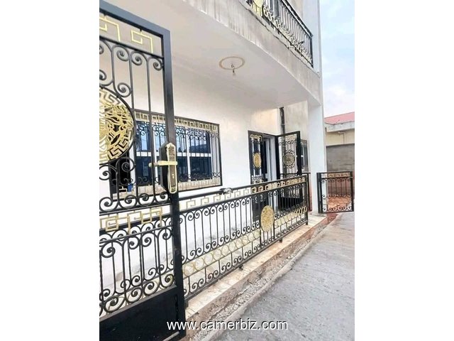 Appartement neuf avec caméra, clim, gardien parking forage à Ngousso. Accès goudronné à 90%. Moto150 - 34743