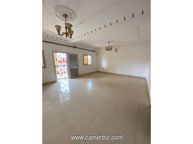 Vaste Appartement avec eau chaude, baignoire gardien forage parking à Damas. 3 chambres 2 douches - 34764