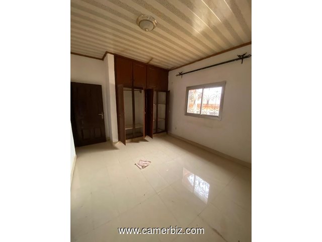 Vaste Appartement avec eau chaude, baignoire gardien forage parking à Damas. 3 chambres 2 douches - 34764