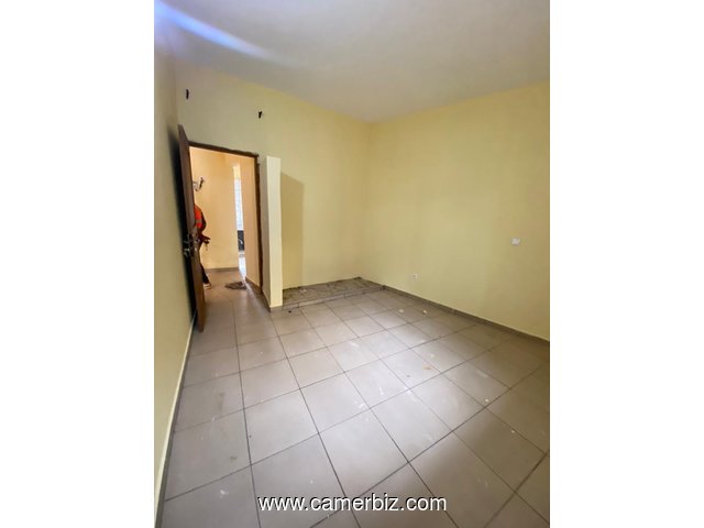 Appartement avec parking à Obobogo. 2 chambres 1 douche  - 34767