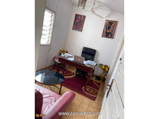 Fond de commerce d'un bureau entièrement équipé à vendre au centre ville de Yaoundé. Bonne position  - 35051