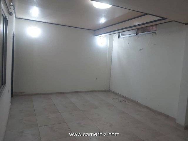 Studio neuf avec gardien, forage parking à Emana ,non loin de la route - 35104