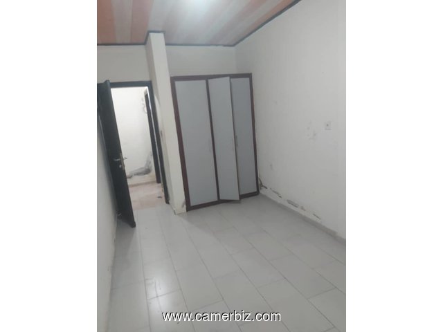 Studio neuf avec gardien, forage parking à Emana ,non loin de la route - 35104