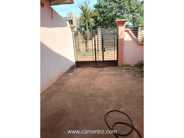 Studio individuel avec compteur prépayé, forage , parking à Nkolfoulou. Moto 100f. Ou à pieds. Accès - 35136