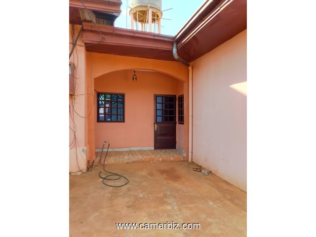 Studio individuel avec compteur prépayé, forage , parking à Nkolfoulou. Moto 100f. Ou à pieds. Accès - 35136