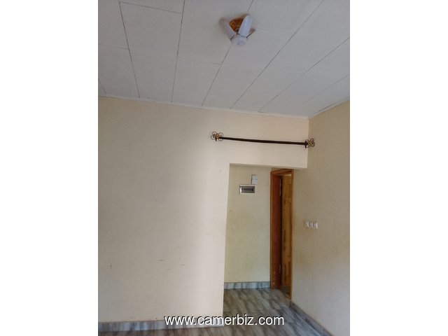 Studio individuel avec compteur prépayé, forage , parking à Nkolfoulou. Moto 100f. Ou à pieds. Accès - 35136