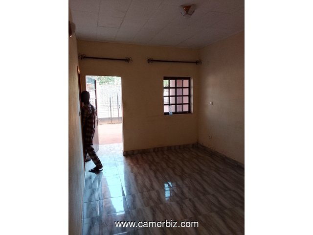 Studio individuel avec compteur prépayé, forage , parking à Nkolfoulou. Moto 100f. Ou à pieds. Accès - 35136